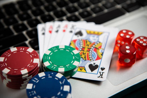 senior4d platform showing Togel 4D, Aviator, and live casino game options
